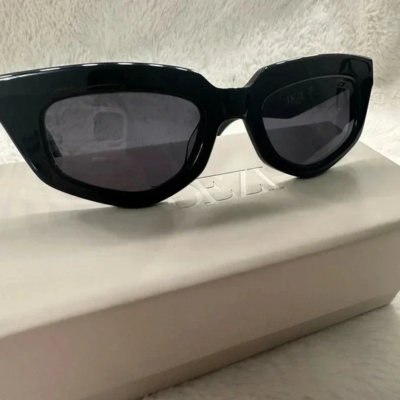 DEZI BLACK ‘ON READ’ SUNGLASSES - Picture 7 of 11